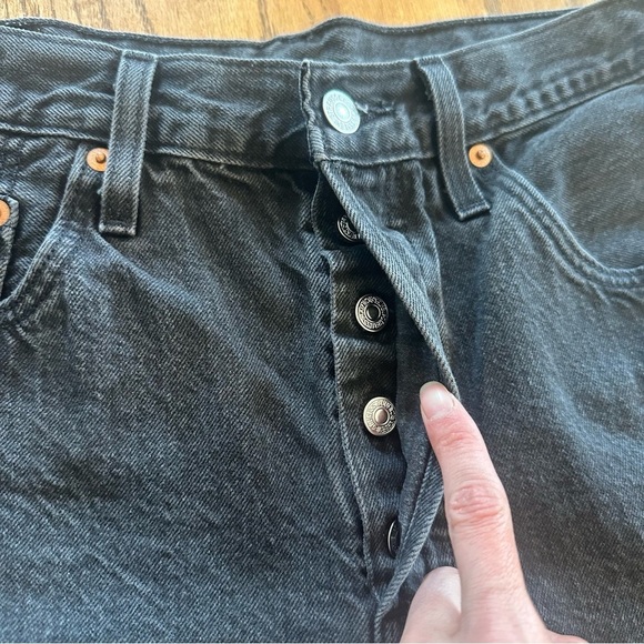 Levi 501 Jean Cut Off Shorts Raw Hem Button Fly Black Denim Size 30 Women’s - Picture 2 of 12